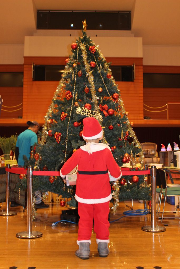 会場中央のクリスマスツリー