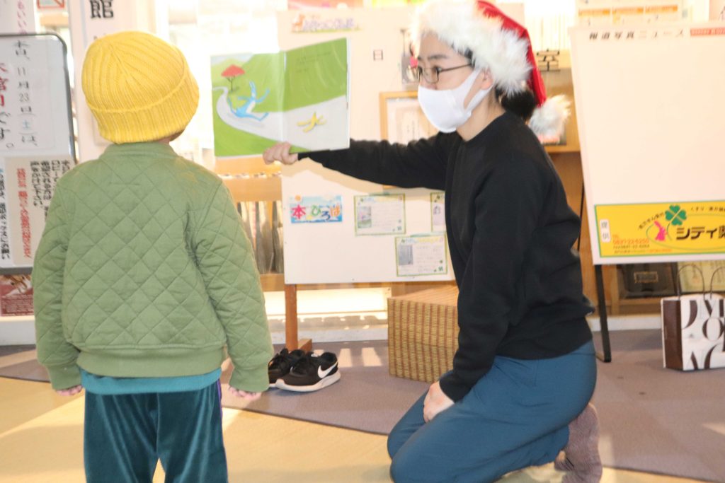 図書館による本の読み聞かせ