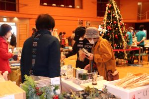 フリーマーケットで買い物をしている人達