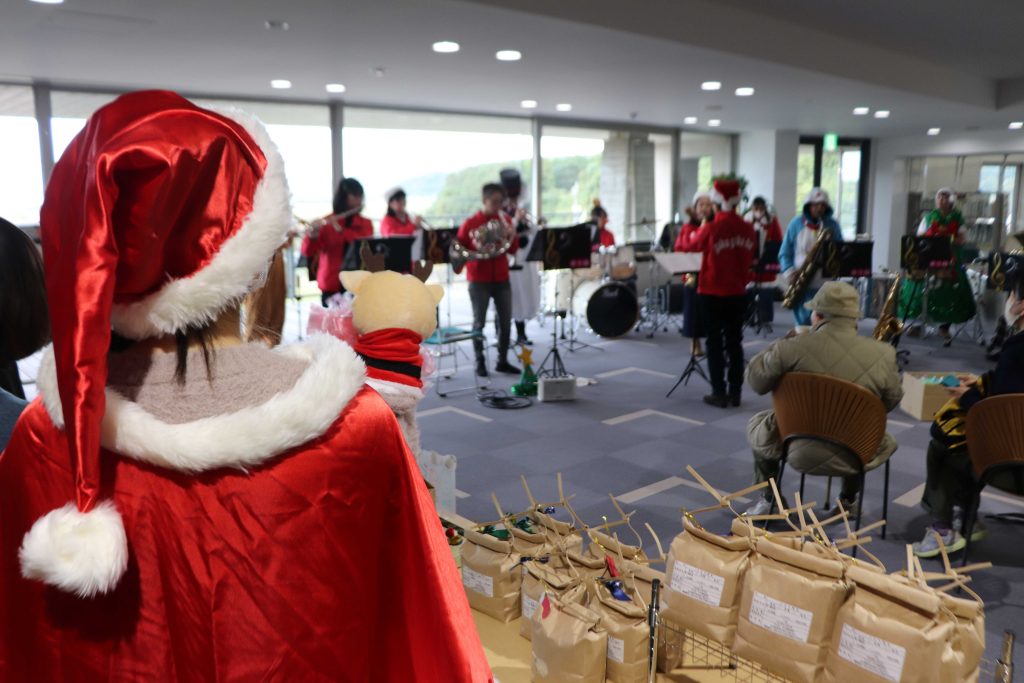 クリスマスソングを演奏する楽団