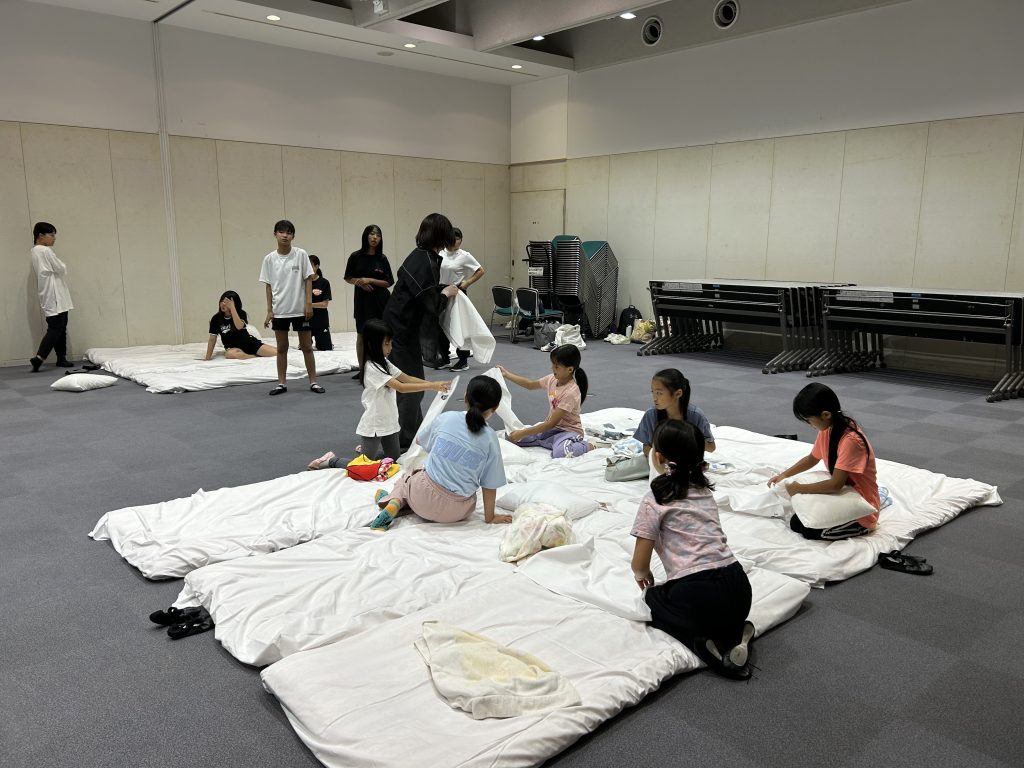 こどもミュージカル合宿布団準備の様子