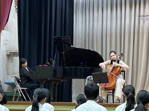 ピアノ奏者とチェロ奏者