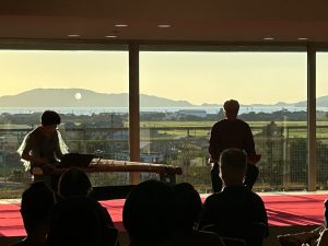 夕焼バックに筝と尺八の 生演奏