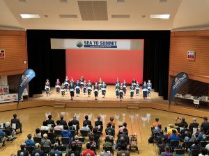 オープニングイベント。ステージ上に油谷こどもミュージカル団員。